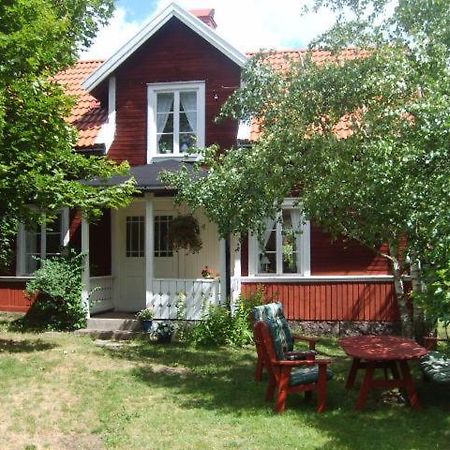 Karlstugan Cottage Vimmerby Bagian luar foto